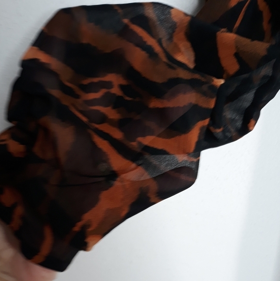 NWT Topshop Ruched Tiger Print Billow Sleeve V Front and Back Size 2P Dress - Picture 2 of 10